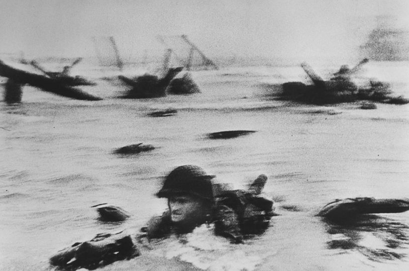FRANCE. Normandy. June 6th, 1944. American troops landing on Omaha Beach, D-Day. © Robert Capa / Magnum Photos