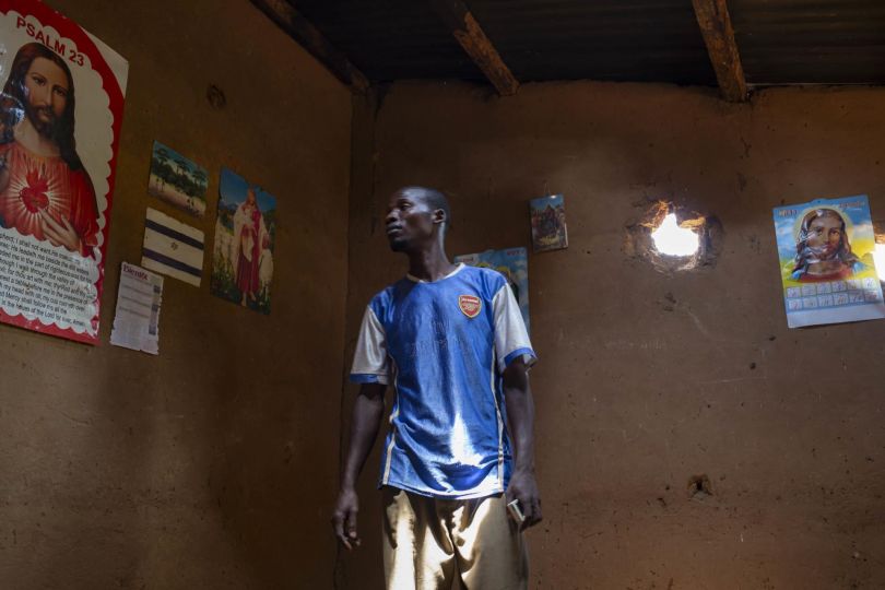 Daniel, student in Juba, and from the Nuer tribe flee his house in Munuki, Juba, South Sudan, a couple of days after the crisis erupted in the capital on December 15th. On January 25th, he comes back to his house to find it looted. The looting took place a few days before, and was carried out by the SPLA according to his neighbors. © Camille Lepage - Courtesy Manuel Rivera-Ortiz Foundation