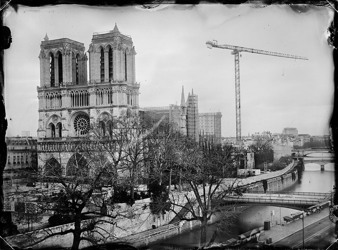 Arles 2024 : MONUMENTAL : Notre-Dame de Paris by Tomas van Houtryve ...