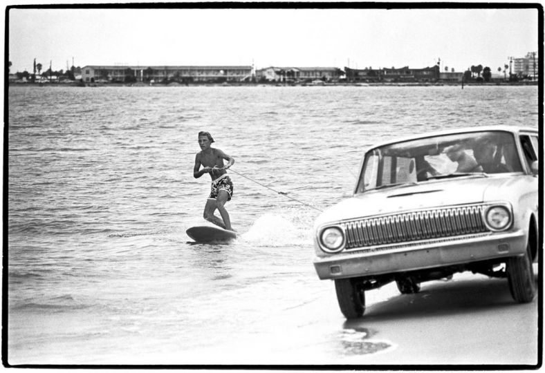 Kids at the beach, St Petersburg Beach, FL  1969 © Al Satterwhite - Courtesy PDNB Gallery 