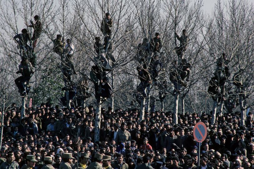 Anniversary of the Iranian Revolution, Azadi Square, Tehran, 1981 / Anniversaire de la révolution iranienne, place Azadi, Téhéran, 1981 © Manoocher Deghati