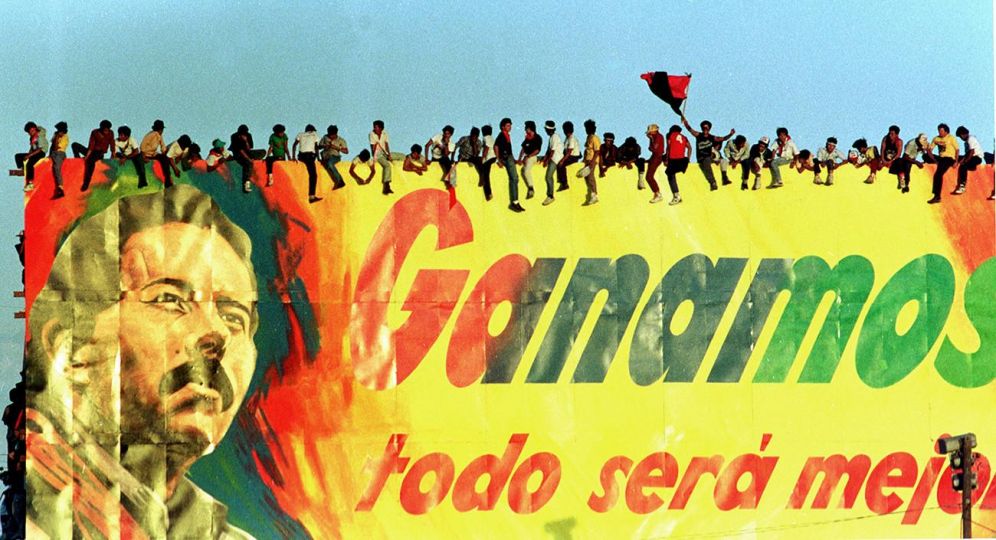 Supporters of Daniel Ortega sit on an electoral billboard in Managua, Nicaragua, during the presidential election campaign in February, 1990 / Des partisans de Daniel Ortega sont assis sur un panneau électoral à Managua, au Nicaragua, pendant la campagne des élections présidentielles, février 1990 © Manoocher Deghati