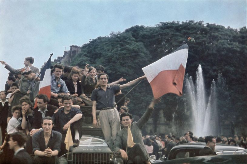 Guerre 1939-1945. Foule joyeuse pour la Libération sur les Champs-Elysées. Paris. Photographie d'André Zucca (1897-1973), couleurs d'origine restaurées. Bibliothèque historique de la Ville de Paris. © André Zucca / BHVP / Roger-Viollet