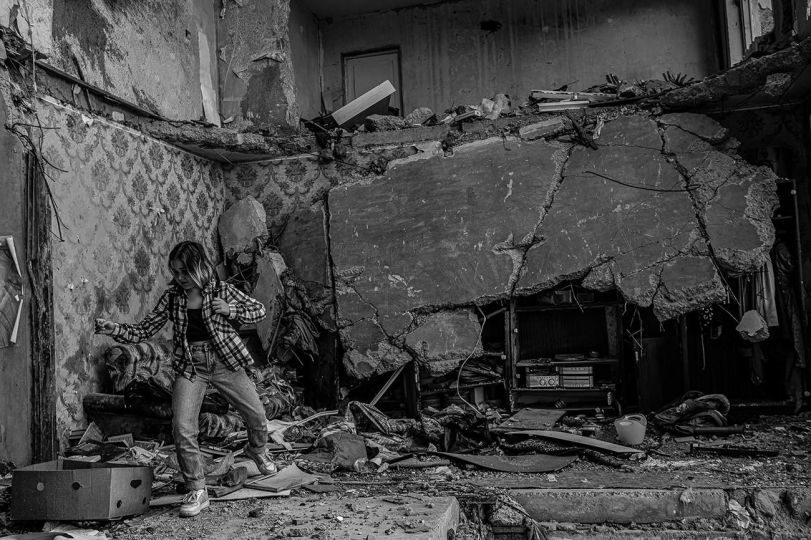 After coming home from summer camp, A Ukrainian tween spend the afternoon in an abandoned building hit by a Russian airstrike in the center of Chernihiv on July, 2022. © Byron Smith - From the book Testament ’22 - Courtesy Verlag Kettler