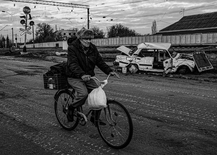 Outside of Kupiansk, which was liberated from Russian occupation by Ukrainian forces two months ago on November, 2022. © Byron Smith - From the book Testament ’22 - Courtesy Verlag Kettler