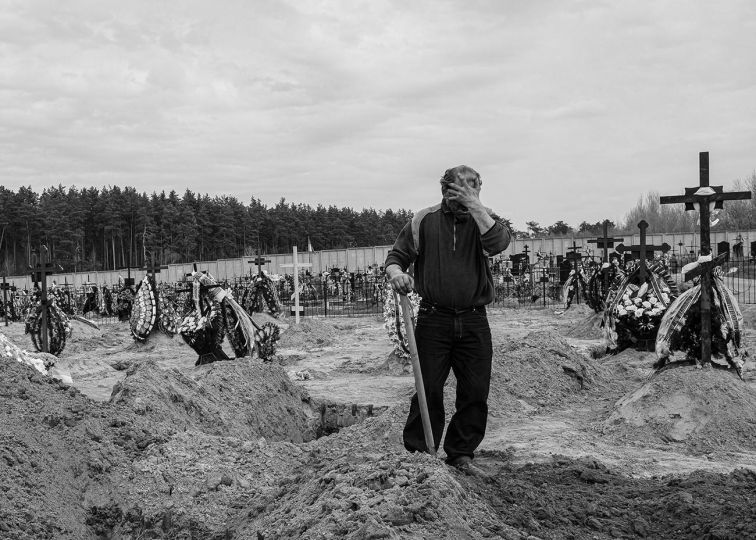 A gravedigger in Bucha preemptively digs for new arrivals. April, 2022. © Byron Smith - From the book Testament ’22 - Courtesy Verlag Kettler