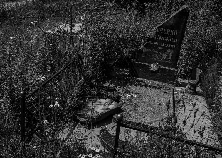 The cemetery in Chernihiv was once situated on the frontline where heavy fighting took place as Ukrainian forces pushed the Russian Army back to the Belarusian border in the spring. June, 2022. © Byron Smith - From the book Testament ’22 - Courtesy Verlag Kettler
