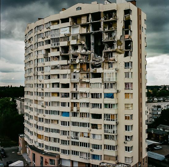 The facade of a residential building hit by a Russian airstrike. Chernihiv, July, 2022. © Byron Smith - From the book Testament ’22 - Courtesy Verlag Kettler