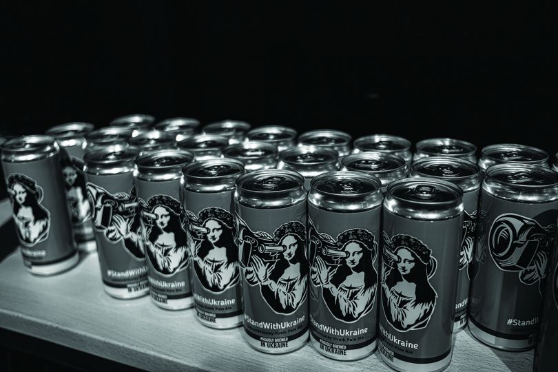 Beer cans showing the Mona Lisa holding a Javelin in a restaurant. The javelin has been an indispensable weapon for Ukraine in taking out Russian tanks. © Byron Smith - From the book Testament ’22 - Courtesy Verlag Kettler