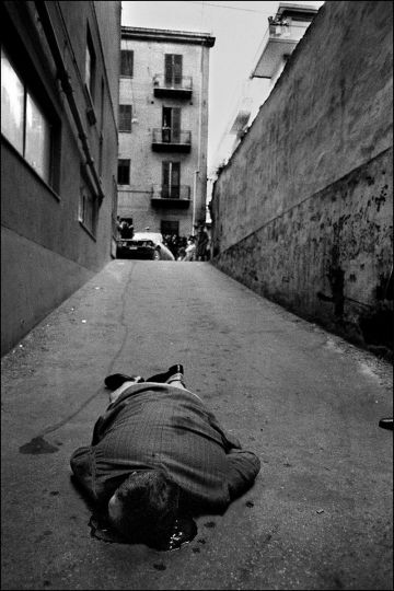 He was killed on his way to the garage to get his car. (È stato ucciso mentre andava in garage a prendere la macchina.) Palermo, 1976 © Courtesy Archivio Letizia Battaglia and The Photographers' Gallery