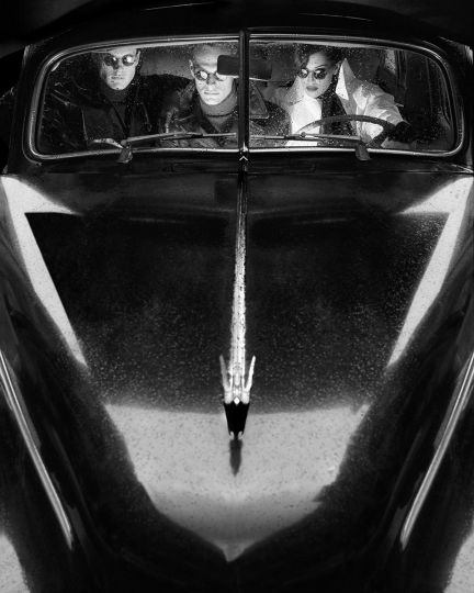 Yasmeen Ghauri & Friends, German Vogue, NYC, 1992 © Albert Watson, courtesy of Fahey/Klein Gallery, Los Angeles