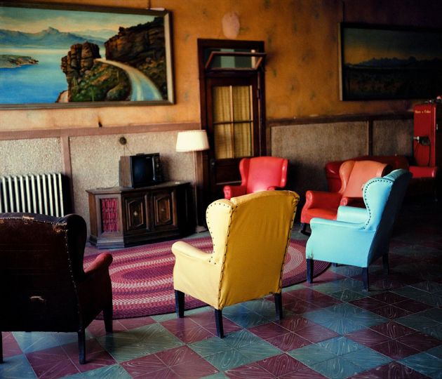 Lounge Painting II, 1983, Gila Bend - C Print on Fuji Flex, Image: 20 x 23 inches © Wim Wenders/ Wenders Images and Howard Greenberg Gallery
