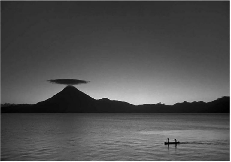 Caronte / Charon, Guatemala, 1988 © Flor Garduño - Courtesy Throckmorton Fine Art
