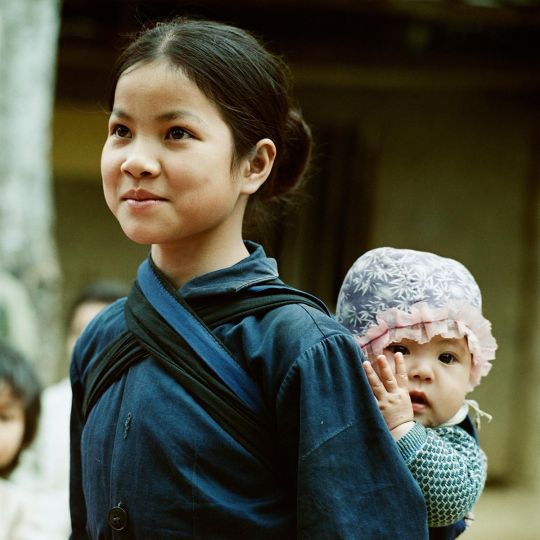 Die 12jährige Lanh Thi Thuy und ich sechsjährige Schwester Cao Bằng, Vietnam, 1975 © Thomas Billhardt - Courtesy CAMERA WORK Gallery