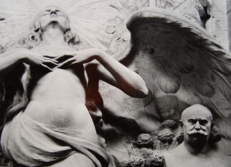 Lisetta Carmi, Erotismo e autoritarismo a Staglieno, 1966 © Martini & Ronchetti, courtesy archivio Lisetta Carmi