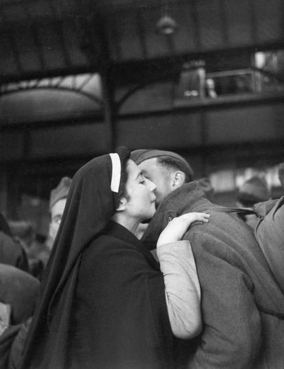 Le retour des prisonniers, Gare de l'Est Paris 1945 © Donation Willy Ronis, Ministère de la Culture (France), Médiathèque du patrimoine et de la photographie, diffusion Grand Palais