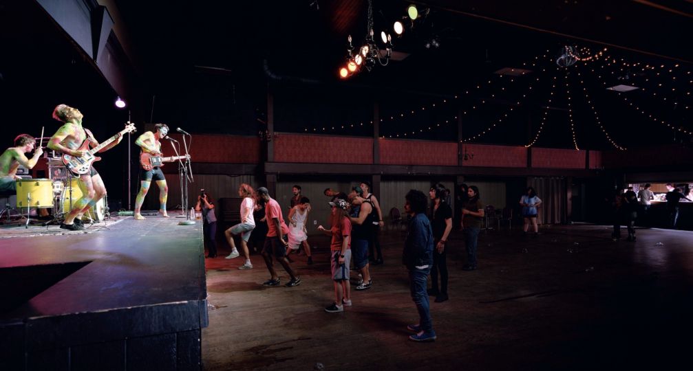 Jeff Wall, Band & crowd, 2011 © Jeff Wall / Courtesy of the artist