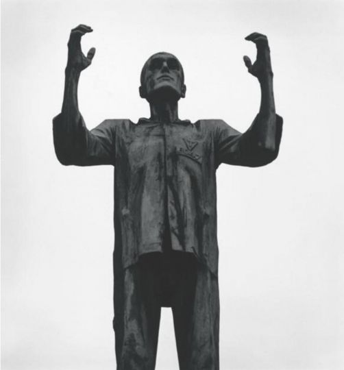 Sculpture représentant un homme, Mauthausen,Autriche, 1995 Sculpture of a man, Mauthausen, Austria, 1995 © Michael Kenna