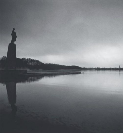Monument du lac Schwedt-See, étude n° 2, (Will Lammert), Ravensbrück, Allemagne, 1994 Schwedt-See lake monument, study n° 2, (Will Lammert), Ravensbrück, Germany, 1994 MRN/don de Michael Kenna, 2021 © Ministère de la Culture - MAP, dist. RMN-GP