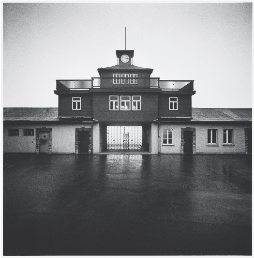 Entrée du camp, Buchenwald, Allemagne. 1994 Camp entrance, Buchenwald, Germany, 1994 MRN/don de Michael Kenna, 2021 © Ministère de la Culture - MAP, dist. RMN- GP