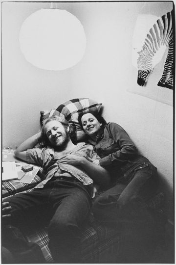 Leila et Sebastião Salgado, photographe brésilien, chez eux. Paris, 1975. Photographie de Léon Claude Vénézia (1941-2013). © Léon Claude Vénézia / Roger-Viollet