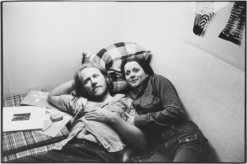 Leila et Sebastião Salgado, photographe brésilien, chez eux. Paris, 1975. Photographie de Léon Claude Vénézia (1941-2013). © Léon Claude Vénézia / Roger-Viollet