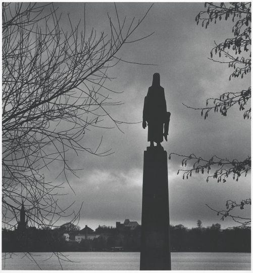 Schwedt-See Lake Monument, Study 1, (Will Lammert), Ravens-bruck, Germany, 1994 © Michael Kenna