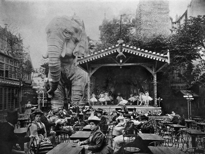 Le jardin et l'éléphant-colosse du Moulin-Rouge. Paris, vers 1900. - Courtesy Galerie Roger-Viollet