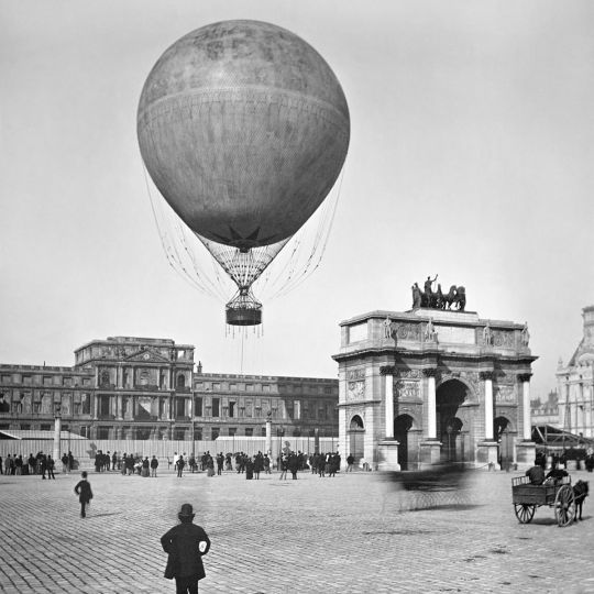 Ballon décollant. A l'arrière plan, les ruines des Tuileries. Vue prise de la place du Carrousel, en 1878. © Léon & Lévy / Roger-Viollet - Courtesy Galerie Roger-Viollet