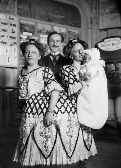 Les soeurs siamoises Josepha et Rosa, le mari et l'enfant. France, 1910. © Maurice-Louis Branger / Roger-Viollet - Courtesy Galerie Roger-Viollet