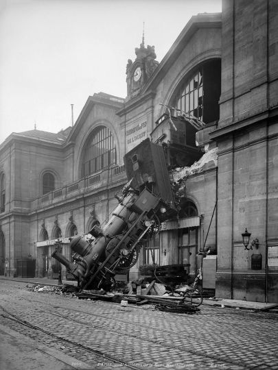 L'accident de la gare Montparnasse. Paris, 22 octobre 1895. © Neurdein / Roger-Viollet - Courtesy Galerie Roger-Viollet