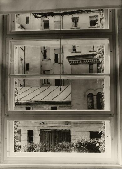 Aenne Biermann (GER 1898 – 1933), Blick aus meinem Atelierfenster, 1929 - Ann and Jürgen Wilde Foundation, Bayerische Staatsgemäldesammlungen – Sammlung Moderne Kunst in the Pinakothek der Moderne Munich