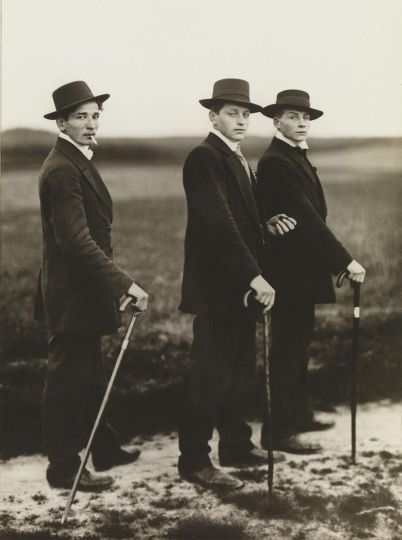 August Sander (GER 1876 – 1964) Jungbauern, 1914 - Ann and Jürgen Wilde Foundation, Bayerische Staatsgemäldesammlungen – Sammlung Moderne Kunst in the Pinakothek der Moderne Munich © Die Sammlung/SK Stiftung Kultur-August Sander Archiv, Köln / VG Bild-Kunst, Bonn 2025