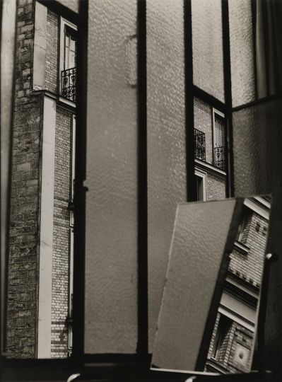 Florence Henri (USA 1893 – FR 1982) Pariser Fenster 1929 (Print 1974) from: Portfolio Galerie Wilde, 1974 - Ann and Jürgen Wilde Foundation, Bayerische Staatsgemäldesammlungen – Sammlung Moderne Kunst in the Pinakothek der Moderne Munich