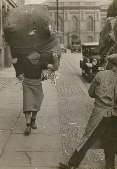 Friedrich Seidenstücker (GER 1882 – 1966) Altpapierträger, 1930 - Ann and Jürgen Wilde Foundation, Bayerische Staatsgemäldesammlungen – Sammlung Moderne Kunst in the Pinakothek der Moderne Munich