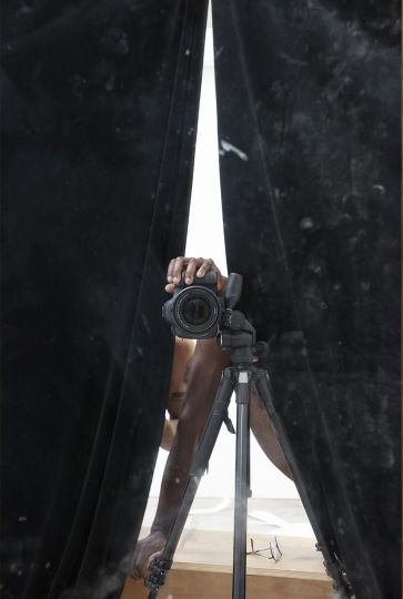 Paul Mpagi Sepuya (USA 1982) Drop Scene (0X5A0936), 2018 - Bayerische Staatsgemäldesammlungen – Sammlung Moderne Kunst in the Pinakothek der Moderne Munich Acquired in 2024 by PIN. Freunde der Pinakothek der Moderne e.V. © Paul Mpagi Sepuya, courtesy the artist and Galerie Peter Kilchmann, Zurich / Paris