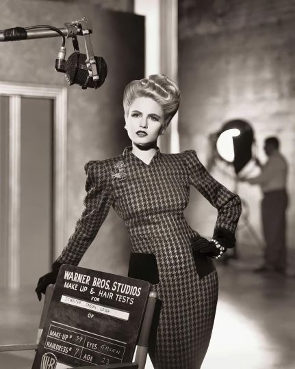 Matthew Rolston, Jennifer Jason Leigh, The Bad and the Beautiful, Series, Los Angeles, 1985 © Matthew Rolston. All rights reserved. - From the series Hollywood Royale: Out of the School of Los Angeles - Courtesy Fahey/Klein Gallery, Los Angeles