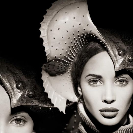 Matthew Rolston, Christy Turlington, Manta Ray, The Surreal Thing, Series, New York, 1987 © Matthew Rolston. All rights reserved. - From the series Hollywood Royale: Out of the School of Los Angeles - Courtesy Fahey/Klein Gallery, Los Angeles