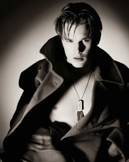 Matthew Rolston, Ethan Hawke, Method Portrait, Los Angeles, 1991 © Matthew Rolston. All rights reserved. - From the series Hollywood Royale: Out of the School of Los Angeles - Courtesy Fahey/Klein Gallery, Los Angeles