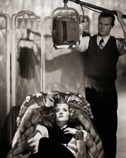 Matthew Rolston, Lea Thompson, The Bad and the Beautiful, Series, Los Angeles, 1985 © Matthew Rolston. All rights reserved. - From the series Hollywood Royale: Out of the School of Los Angeles - Courtesy Fahey/Klein Gallery, Los Angeles