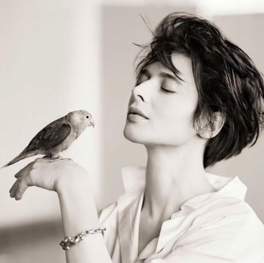 Matthew Rolston, Isabella Rossellini, Bird, New York, 1988 © Matthew Rolston. All rights reserved. - From the series Hollywood Royale: Out of the School of Los Angeles - Courtesy Fahey/Klein Gallery, Los Angeles
