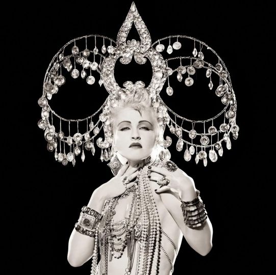 Matthew Rolston, Cyndi Lauper, Headdress, Los Angeles, 1986 © Matthew Rolston. All rights reserved. - From the series Hollywood Royale: Out of the School of Los Angeles - Courtesy Fahey/Klein Gallery, Los Angeles