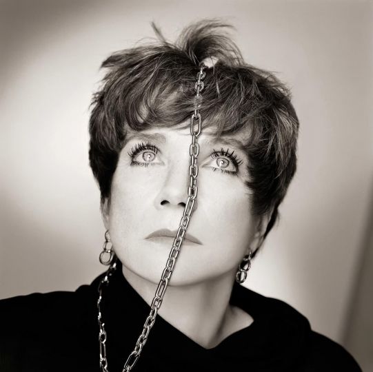 Matthew Rolston, Shirley MacLaine, Chain, Los Angeles, 1985 © Matthew Rolston. All rights reserved. - From the series Hollywood Royale: Out of the School of Los Angeles - Courtesy Fahey/Klein Gallery, Los Angeles