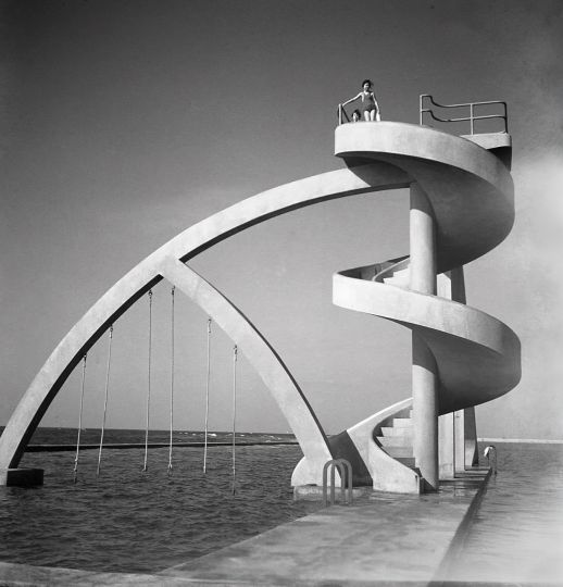 Maroc / 20e siècle Le port et la ville de Casablanca au Maroc. (Ville du centre-ouest du Maroc, qui était à l'époque encore sous Protectorat Français). Toboggan et plongeoir de la piscine municipale de Casablanca. © Denise Bellon