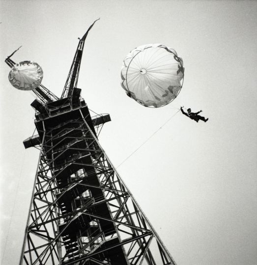 Aéronautique / Parachute. Sauts en parachute de la tour Eiffel à Paris lors de l’Exposition Internationale de 1937. © Denise Bellon