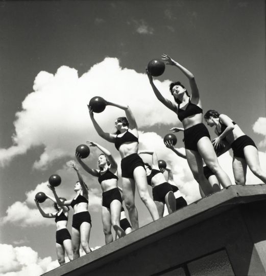 Sport / Gymnastique. Femmes pratiquant la gymnastique avec une balle, sur le toit de l’institut “Corposano” à Paris. © Denise Bellon