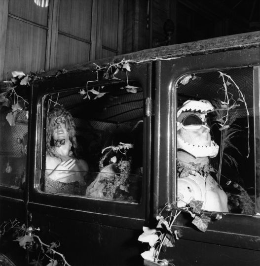 Dalí, Salvador ; 1904–1989. © Denise Bellon “Taxi pluvieux”, 1938. Vue partielle. Objet surréaliste. Denise Bellon (1902–1999), photographié à “l’Exposition Internationale du Surréalisme”, Paris, Galerie Beaux-Arts, janvier / février 1938.