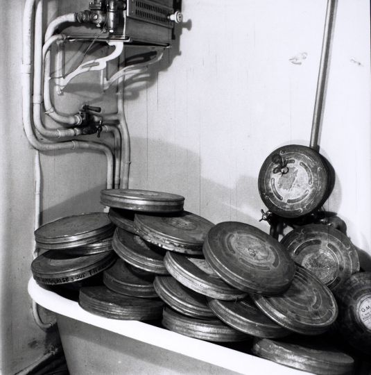 Paris, Cinémathèque française – Musée du Cinéma (fondée en 1935 par Henri Langlois). Dans l’appartement d’Henri Langlois, au 14, rue Laferrière, Paris 9e arrondissement : bobines de films provisoirement entreposées dans la baignoire. © Denise Bellon