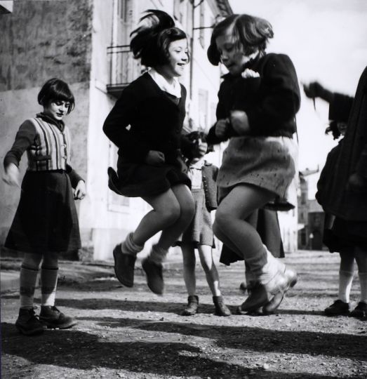 Histoire / France / Juifs. Moissac (Tarn-et-Garonne), foyer pour enfants juifs réfugiés, fondé en 1939, dirigé par Sarolta (Shatta) Hirsch et Édouard (Bouli) Simon : groupe de filles jouant dans la rue. © Denise Bellon