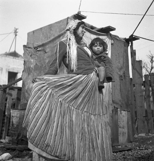 Société / Sinti et Roms Dans un campement de Sinti et de Roms dans la banlieue de Paris (la Zone) : Une gitane avec son enfant. Photo, 1938, © Denise Bellon